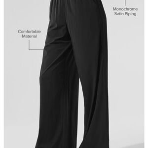 ALO Yoga Breezy Wide Leg Pant Black. Black, size XXS. NWT.